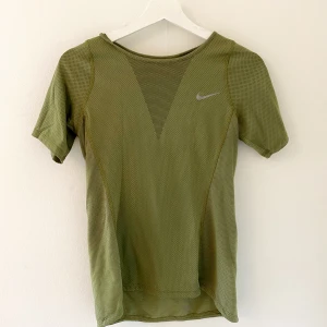 Nike träningströja - Militärgrön träningströja från Nike i storlek XS. Den är ganska lång och inte så tight så den passar mig som är en storlek S också. Kostade ca 250kr nypris, jag säljer för 60 kr. Köparen står för frakt. Vid snabb förhandling kan pris diskuteras 😇