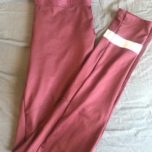 Oanvända träningstights i storlek medium - Som rubriken säger så är dom oanvända och i storlek small