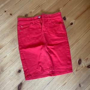 Röd jeans kjol använd fåtal gånger så i väldigt bra skick💓