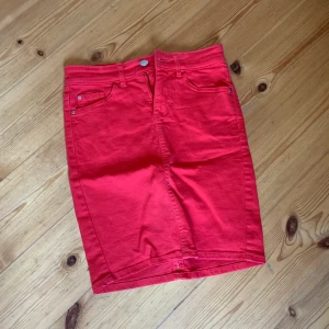 Röd kjol - Röd jeans kjol använd fåtal gånger så i väldigt bra skick💓