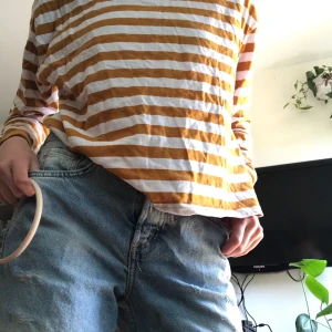 Randig tröja från H&M - En randig tröja från H&M som är i storlek L men är mer som S, använd några få gånger❤️