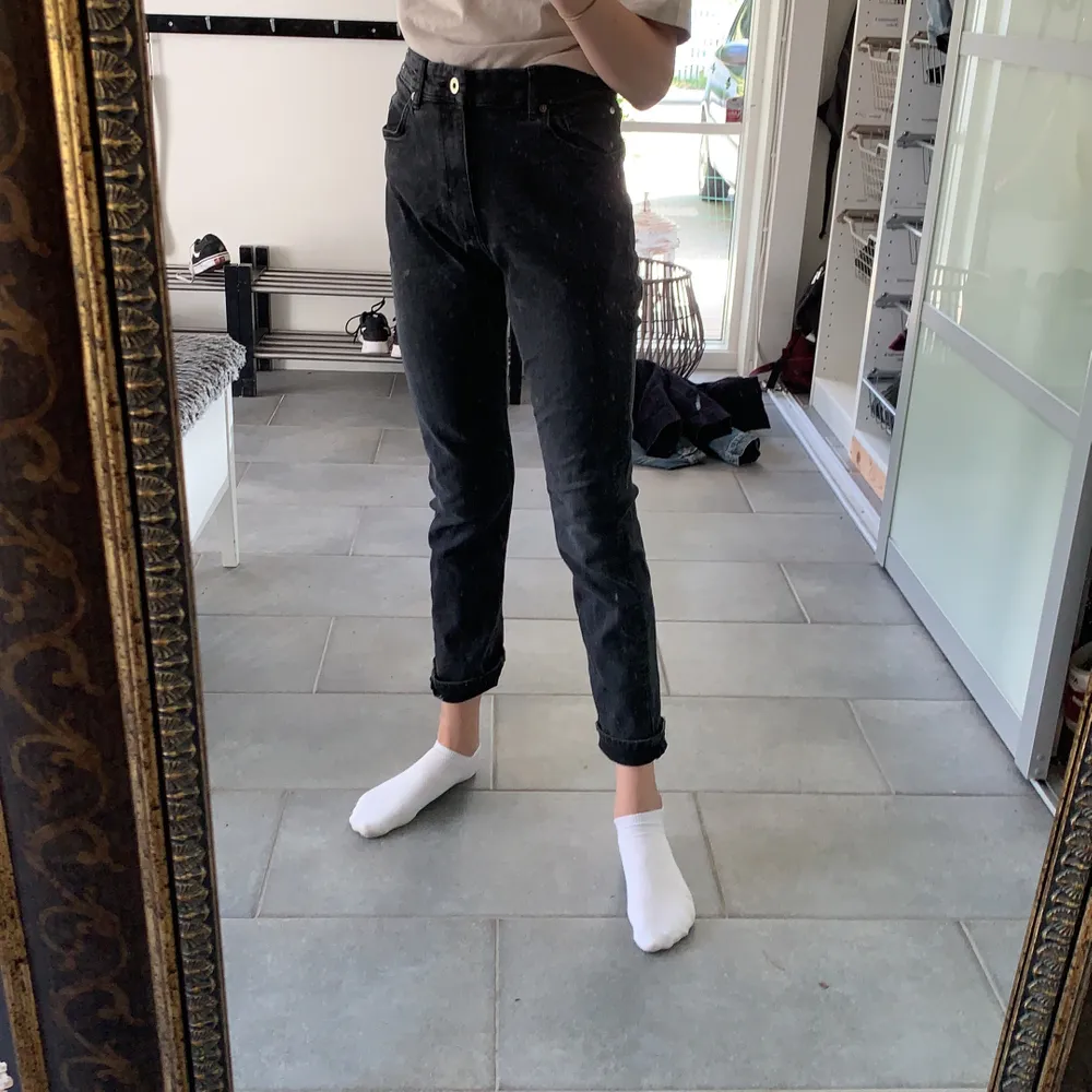 Svarta jeans som är stretchiga, lite använda. Jeans & Byxor.