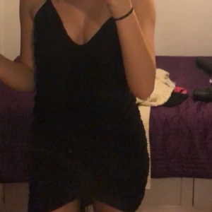 Klänning  - Säljer en rysch klänning som är figurnära, den framhäver kroppen väldigt bra, se bild på materialet på den sista bilden:), storlek xs