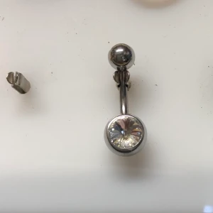 Navelpiercing  - Fina smycken från företaget Laboro. Navelpiercing i titan och kirurgiskt stål. 39 för en i kirurgiskt stål +frakt. Finns fler färger - kolla profil. Hör av er vid köp och frågor. Mvh 