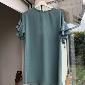 Härlig klänning från Zara - Fin och härlig sommarklänning från Zara i svalt material😇 Fortfarande som ny, använd endast 2 gånger💫💫 Buda från 150