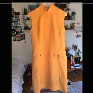  - En 70-tals klänning köpt på pop. Den är superfin, men tyvärr för liten på mig :(( har hunnit använda den fåtal gånger så den är i bra skick. Den var köpt för 600kr. Kan mötas upp i Sthlm annars tillkommer frakt 📦 