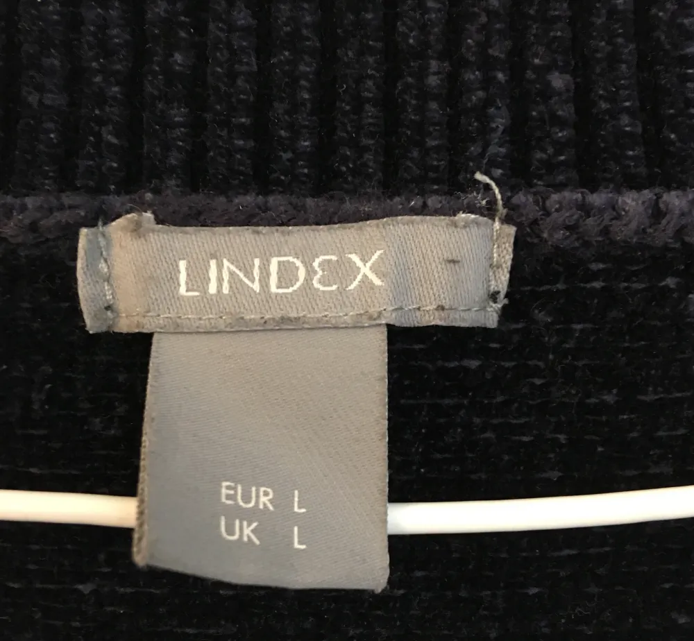 En jätte mysig tröja från Lindex, strlk L. Säljer den för endast 50kr! Kan lämnas ut var som i Malmö annars tillkommer en fraktkostnad!. Tröjor & Koftor.