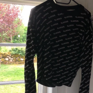 Tröja - Mjuk o skön tröja med snyggt print ”CLASSIC” står ingen storlek men gissar på S. Frakt tillkommer på 66 kr. Skriv privat för fler frågor/bilder💕