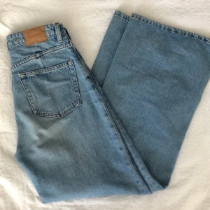 Weekday Ace jeans - Måste tyvärr sälja mina favoritjeans från Weekday då de har blivit för små för mig 💫 Superfina och i gott skick! Storleken är W24 och L30 och sitter vid fotleden på mig som är 163 cm. Frakt tillkommer 💕