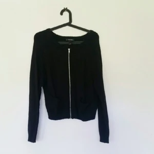  - Svart stickad midjekort kofta med dragkedja och fickor. Mjuk men lite nopprig.