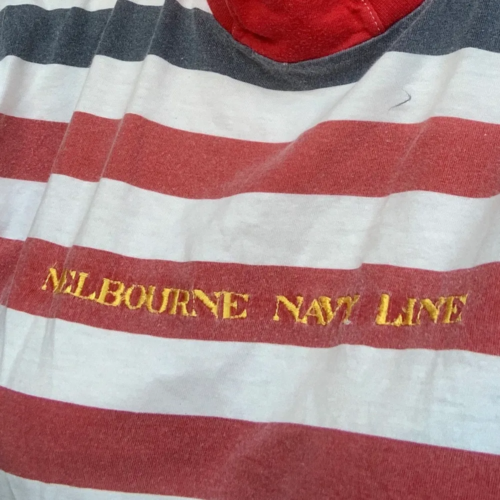 Skitcoom randig t-shirt med hög krage. Tröjan har ”Melbourne navy line” inbroderat. Säljer för att det inte är min stil längre🍄✨ frakt tillkommer!!. T-shirts.