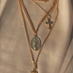 Halsband  - Trendigt guldhalsband med 3 kedjor (se bild 2)! Frakt ingår!❣️ Har flertal stycken, så ingen flrst till kvarn. ✖️Bakgrund: Hade min egna webbshop förut och när den las ner så hade jag saker över, därför så utfärliga bilder och lågt pris!✖️