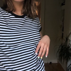 T shirt randig - En snygg randig t shirt ifrån hm i strlk m men känns mer som en s. Jätteskön i materialet, 60+frakt 