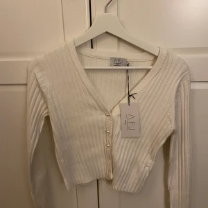 AFJXNAKD populära koftan - Denna fina populära från AFJXNAKD , storlek M. 450 kr + frakt🥰