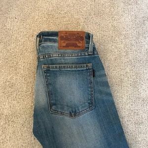 Crocker jeans dam, strl 24/33 - Knappast använda, nästan nya. Blåa bootcut. Köpa på JC för 500-600kr. För små för mig och därför säljer jag 