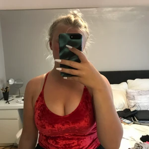 Röd sammets body från Hm strl M - Röd sammets body från HM i strl M. Använd fåtal gånger. 