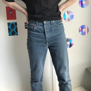 blåa jeans - levisjeans med vita sömmar från beyond retro. jättefint skick, inga fläckar 🥳 frakten ingår i priset!