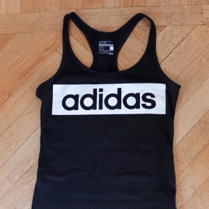 Adidas träningslinne - Snyggt träningslinne i Gott skick! Totallängd: 65 cm                                                                     Meddela mig vid intresse!                                                     Budgivning om fler är intresserade!