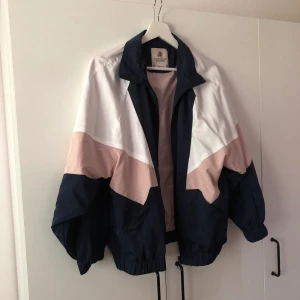 Helt oanvänd, snygg och cool vindjacka! - Så fräck jacka, men som tyvärr inte har kommit till användning för mig.. så nu ska den få ett nytt hem 😊 Den är från Pull and Bear och är i storlek S!