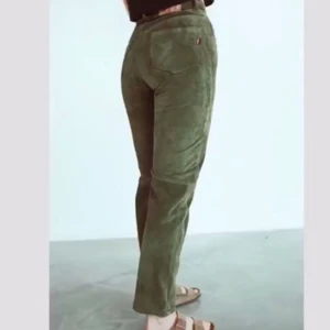 Gröna Mocka Jeans - Gott skick förutom liten ”scratch” på vänster bak ben.                  Midjemått: 67cm - inreben längd: 74cm - yttreben längd: 102,5 cm - lår-omkrets: 100cm                                     Meddela mig vid intresse! Budgivning om fler är intresserade!