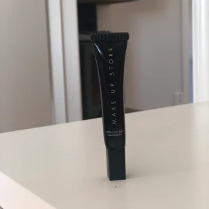 Make Up Store  - En concealer från Make up store i färgen light som är testad en gång, tyvärr så var den fel färg. Nypris är 245kr.                           📦 Köparen står för frakt!