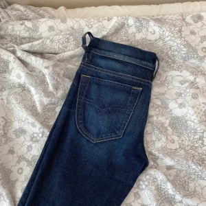 diesel lågmidjade jeans - Jättefina lågmidjade skinnyjeans från märket Diesel! Säljer då de är lite små på mig, det står strl 27 men skulle mer säga 25/26. Köpta second hand🧚🏼‍♀️ syns ej på bilden men de är ganska vida där nere 😊 kontakta för fler bilder