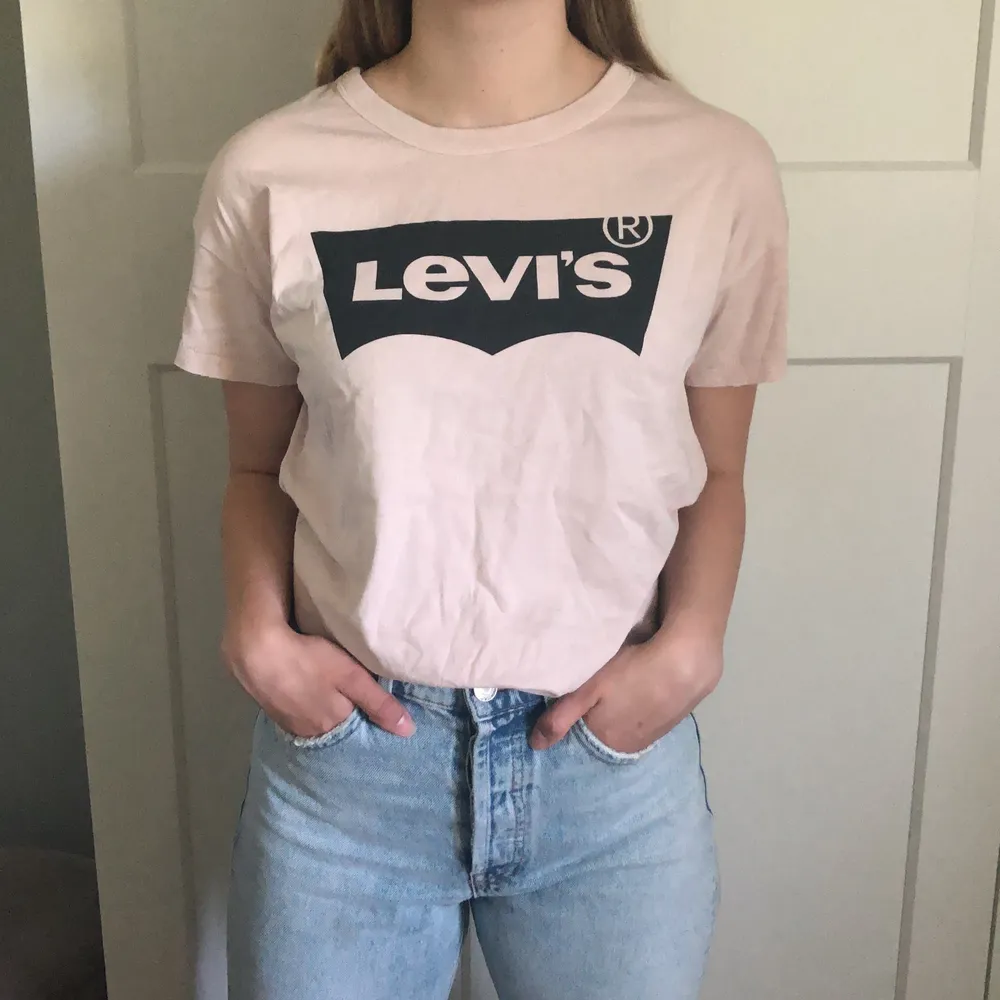 Fett cool t-shirt från Levi’s, storlek S men ganska overzised!! Använd 1 gång. . T-shirts.