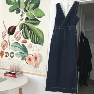 Denim jumpsuit från Kowtow - Helt oanvänd jumpsuit från Kowtow, i ekologisk bomull. Str S. Mörk fin denim med vita sömmar och detaljer på ryggen.  