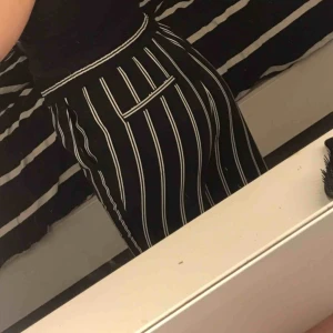  - ”Kostymbyxor” från monki! Bra skick😊 säljer pga för stora för mig. Köparen står för frakten 💕