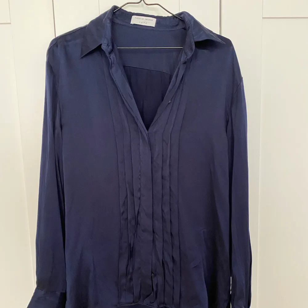 Otroligt härlig mörkblå skjorta från Tiger of Sweden i 100% silke. Använd någon enstaka gång. Skjortor.