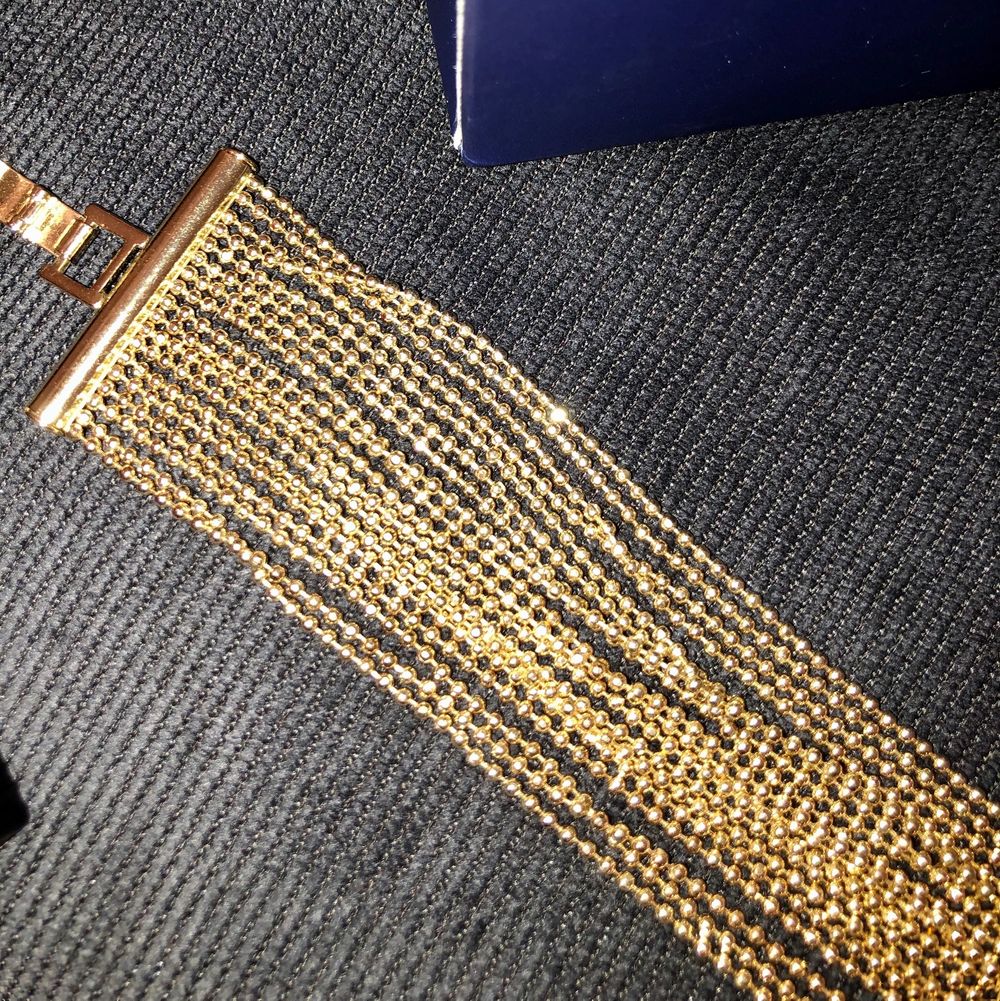 Jätte fint guld armband som aldrig kommit till användning från Nakd. Passar till allt och kan användas vid många olika tillfällen. Frakten ingår.. Accessoarer.
