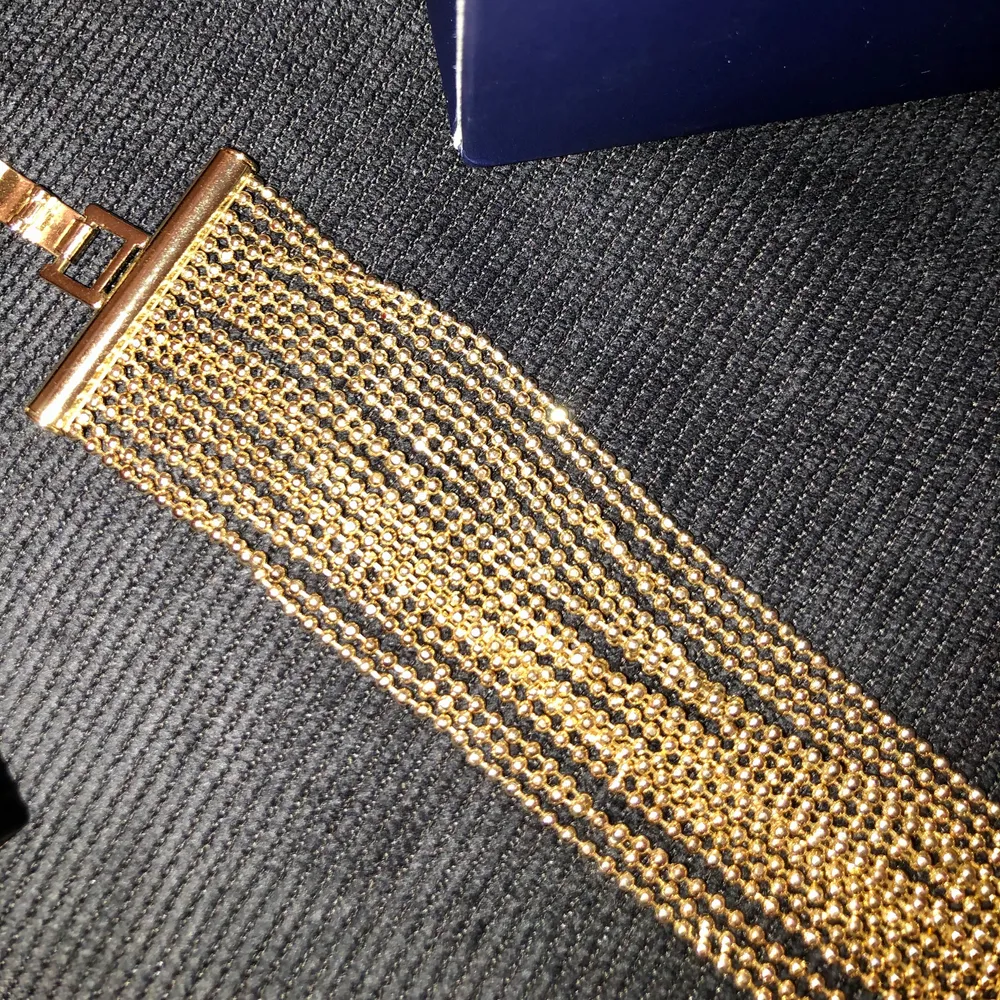Jätte fint guld armband som aldrig kommit till användning från Nakd. Passar till allt och kan användas vid många olika tillfällen. Frakten ingår.. Accessoarer.