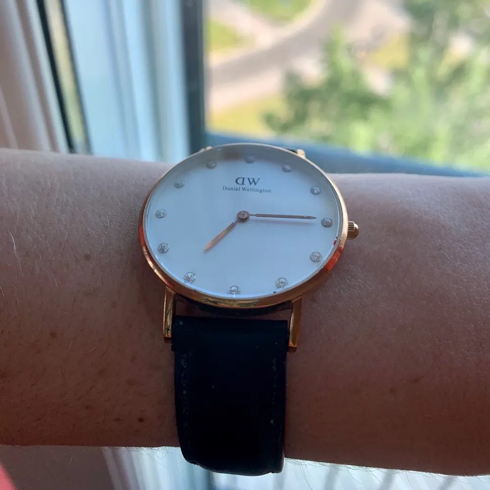 Selling this Daniel Wellington watch because recently I was gifted a new one! Shipping is included in the price🥰. Accessoarer.