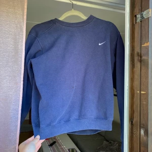 Nike sweatshirt - Säljer denna tröja i storlek 36, frakt: 66kr hör av dig om du är intresserad💓💓 om många vill ha den blir det budgivning kram🥰 någon fläck så därav de billiga priset