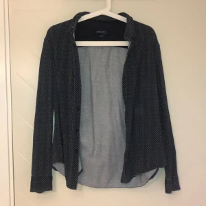 Zara man kofta slim fit - Snygg kofta i L, perfekt för sommaren! Tunt och skönt tyg. Bra skick, aldrig använd. 