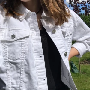 Vit jeansjacka - ⛅️🤍 Vit jeans jacka perfekt nu till sommaren! Säljer då den tyvärr inte kommer till användning. Använd väldigt fåtal gånger!! Den är lite kortare i modellen, men den är inte croppad. FRAKTEN ÄR INKLUDERAD I PRISET!!
