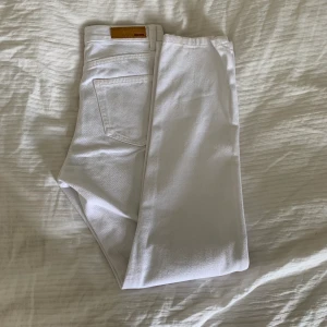Vita straight leg jeans från BikBok - Jättefina och fräscha jeans från BikBok. Helt oanvända, prislappen är kvar. Säljer pga. Att dom inte passar mig. Nypris:399kr säljer för: 170kr