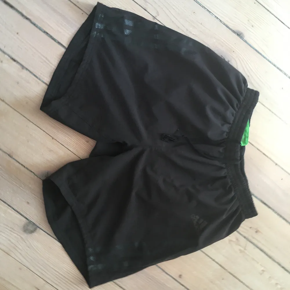 Svarta Träningsshorts från adidas. Shorts.