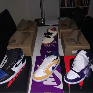 jordans, dunks, yeezy  - Air Jordan 1 Court Purple us 8 - 2900kr :  Air Jordan 1 Royal Toe us 9 - 2800kr : Nike Dunk Lazer Orange us 8,5 - 2100kr : Nike Dunk Hennessy us 7,5 - 1500kr : Yeezy Slides us 9, 10 - 1800kr styck :: Jordans bör man gå ned en storlek i. Priserna förhandl