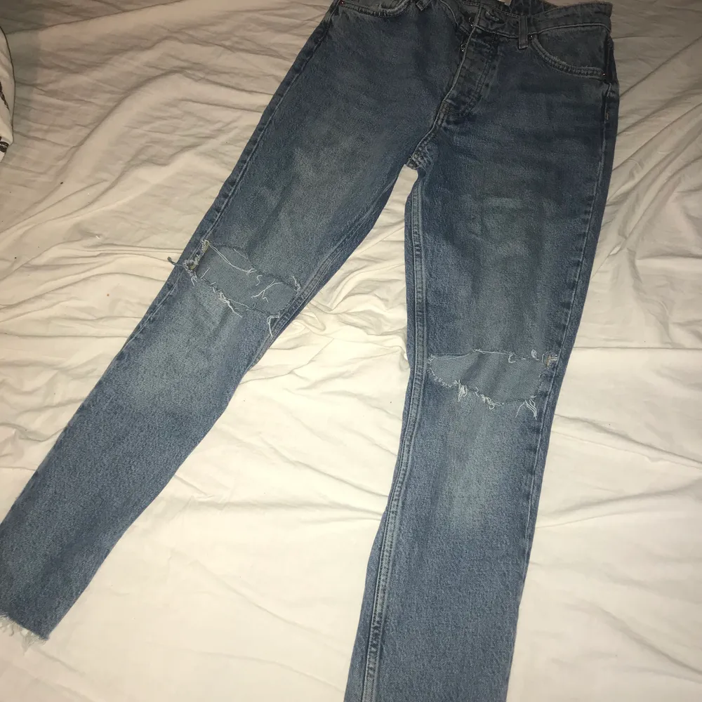 Super fina blåa jeans med hål avklippta ner till passar mig bra som är 164 lång från ginatricot storlek 36 aldrig använda #ginatricot. Jeans & Byxor.