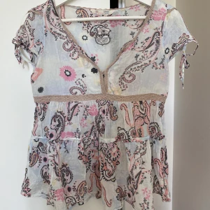 Odd Molly blus - Odd Molly blus i strl 0, passar XS/S. Kan mötas upp i Västerås annars står köparen för frakt. 