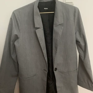 Rutig blazer - Säljer denna super snygga blazer från bikbok. Säljer den då den tyvärr inte kommer till så mycket användning. Superfint skick då den enbart används ett fåtal gånger. frakt tillkommer 