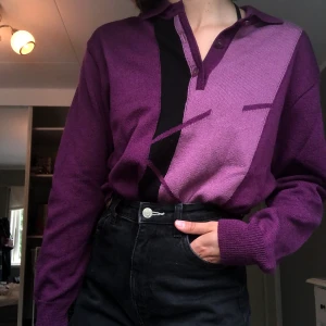 Lila stickad tröja  - Jättefin lila stickad tröja som har lite vintagevibes, köpt second hand men aldrig använt. 