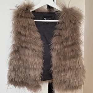Pälsväst från NC - Pälsväst från Natures Collection i strl M/L men är liten i storleken, mer som XS/S. Köpt för cirka 2000kr. Kan mötas upp i Västerås annars står köparen för frakt.