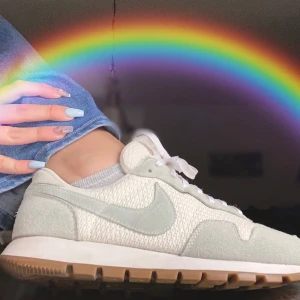 Nike Air - Vita Vintage Nike sneakers , i storlek 40,5 men passar ner till 39 ! Man kan både ha dom till träning eller till vardags, skicket är som nya! 