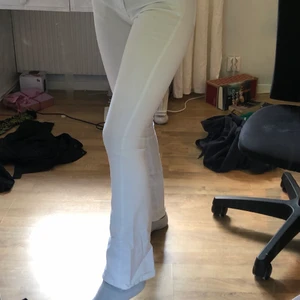 Vita utsvängda byxor från italien - Knappt använda vita utsvängda byxor. Köpare står för frakt :). Sitter otroligt bra och formar sig enkelt efter kroppen. 