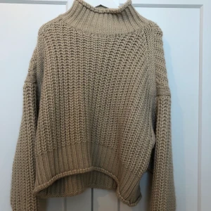 Stickad tröja  - En stickad beige tröja ifrån HM, endast använd två gånger. Köparen står för frakten 69kr