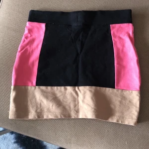 Kjol  - Söt kjol storlek 36 , sitter fint och tajt , mjukt tyg :) :)