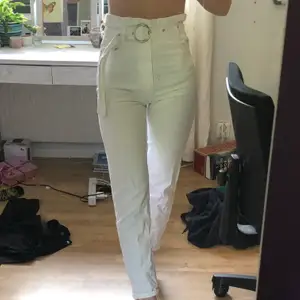 Knappt använda vita byxor med unikt skärp. Köpare står för frakt ;)