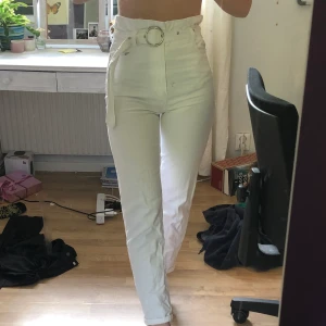 Vita byxor från gina tricot - Knappt använda vita byxor med unikt skärp. Köpare står för frakt ;)